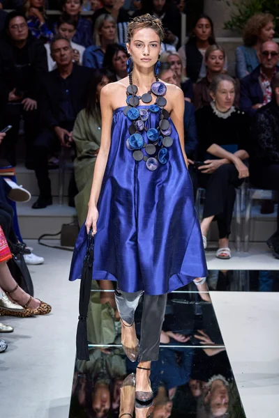 Look 10
